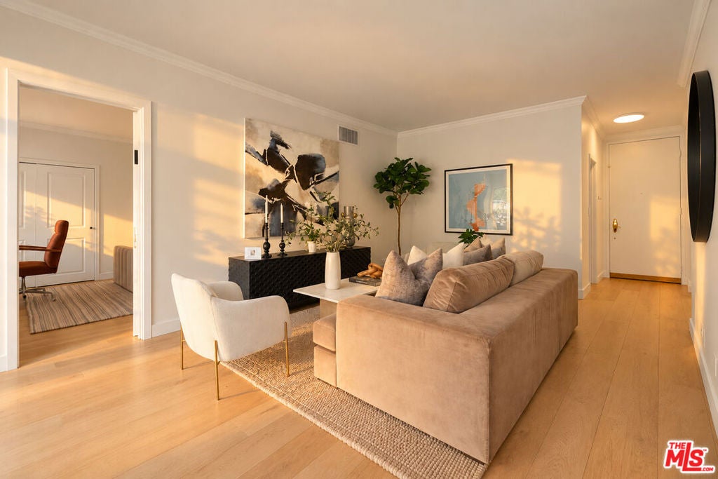 1131 Alta Loma Road 115