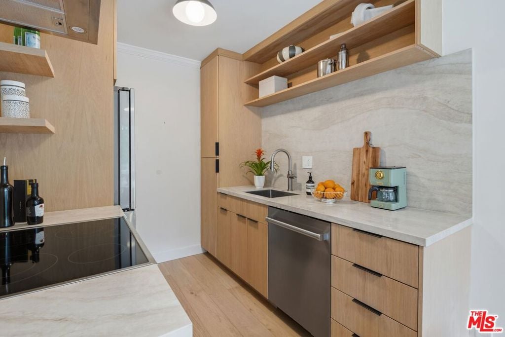 1131 Alta Loma Road 115