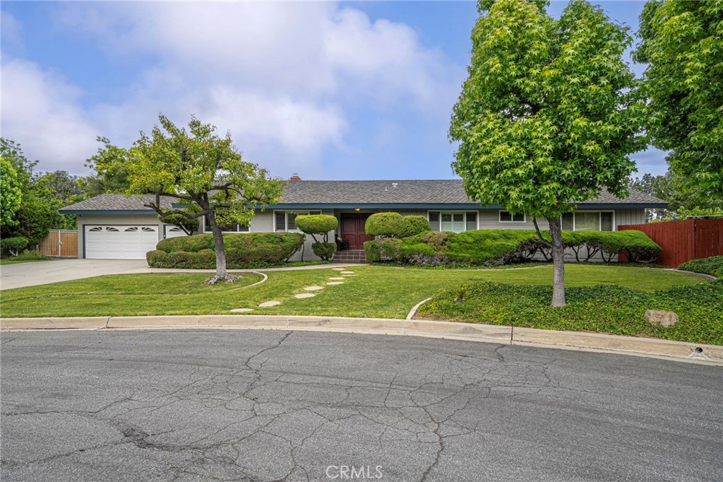 3035 E Charlinda Street