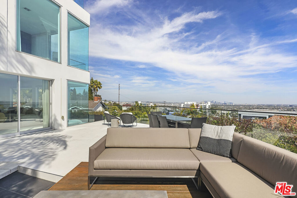 1377 Miller Place