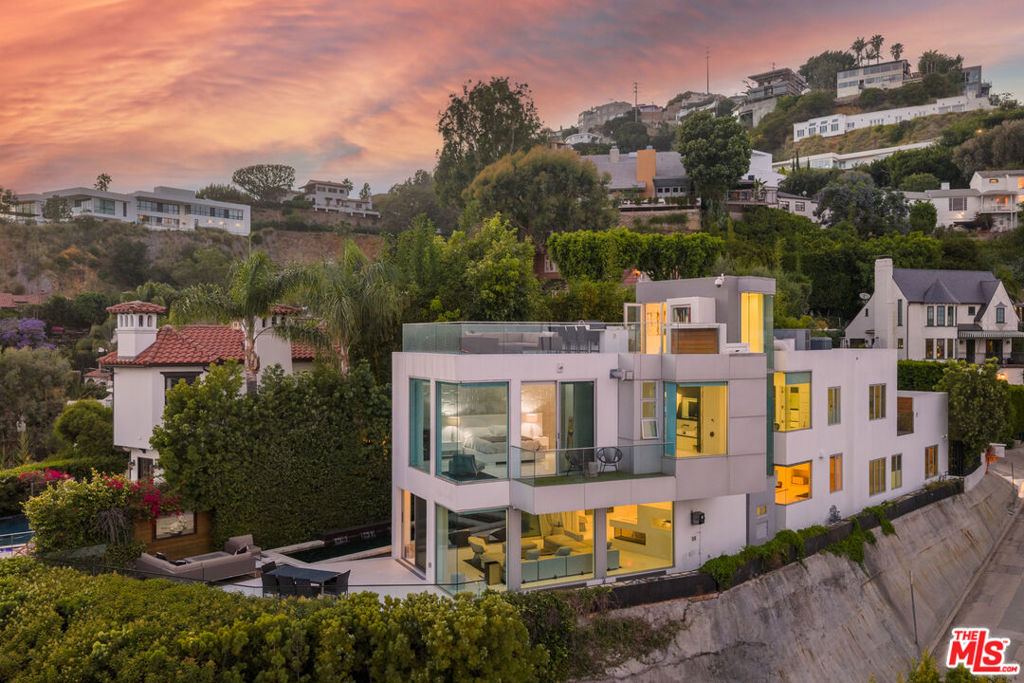 1377 Miller Place