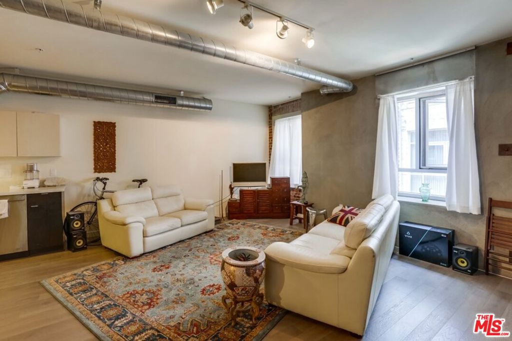 527 Molino Street 310