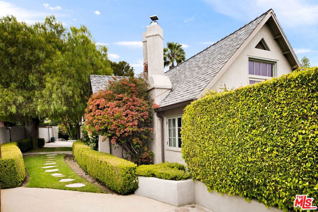2356 Hollyridge Drive
