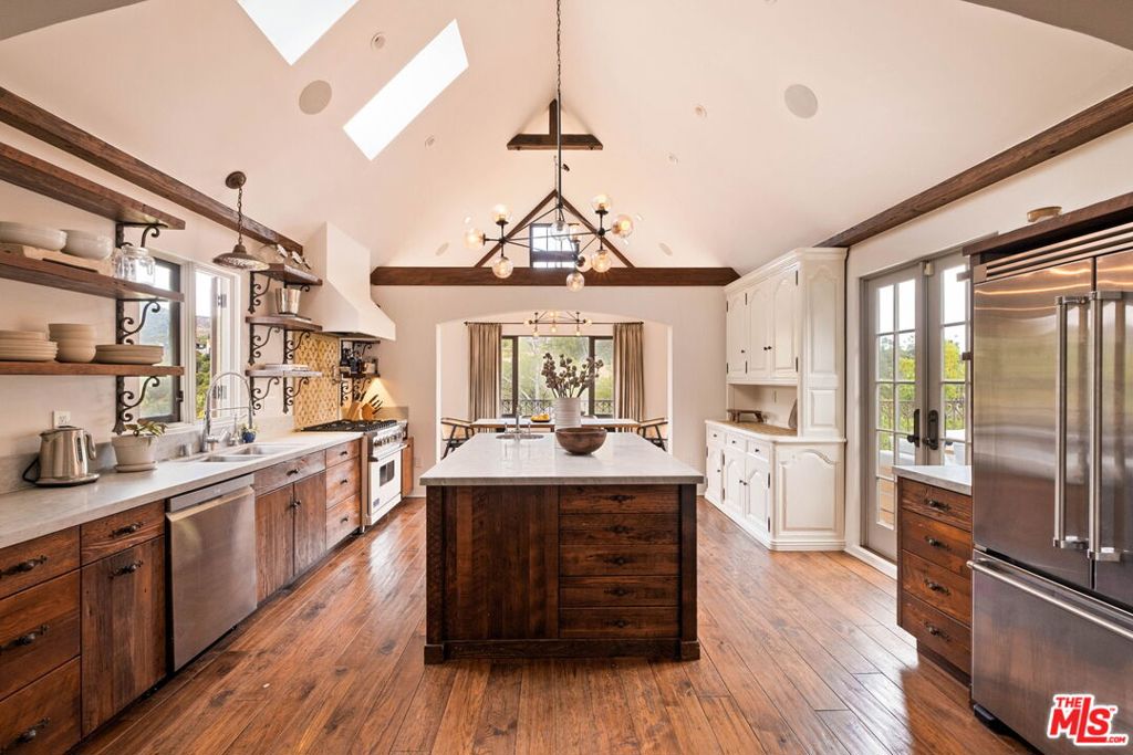 2356 Hollyridge Drive