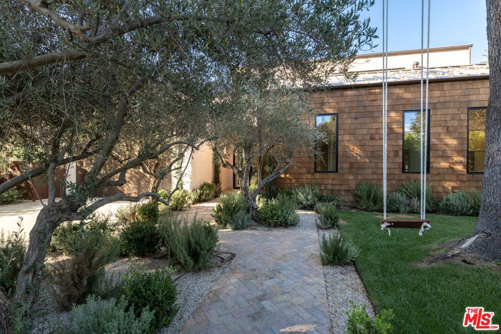 Photo of 13223 Bloomfield Street, Sherman Oaks, CA 91423 (MLS # 26104184)