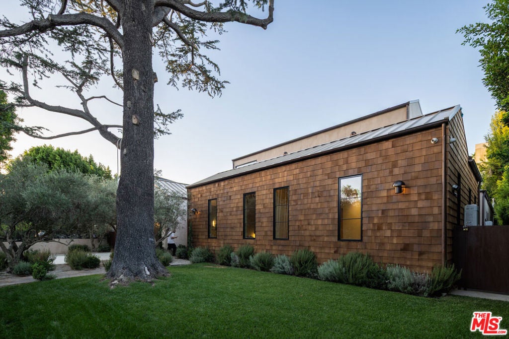 Photo of 13223 Bloomfield Street, Sherman Oaks, CA 91423 (MLS # 26104184)