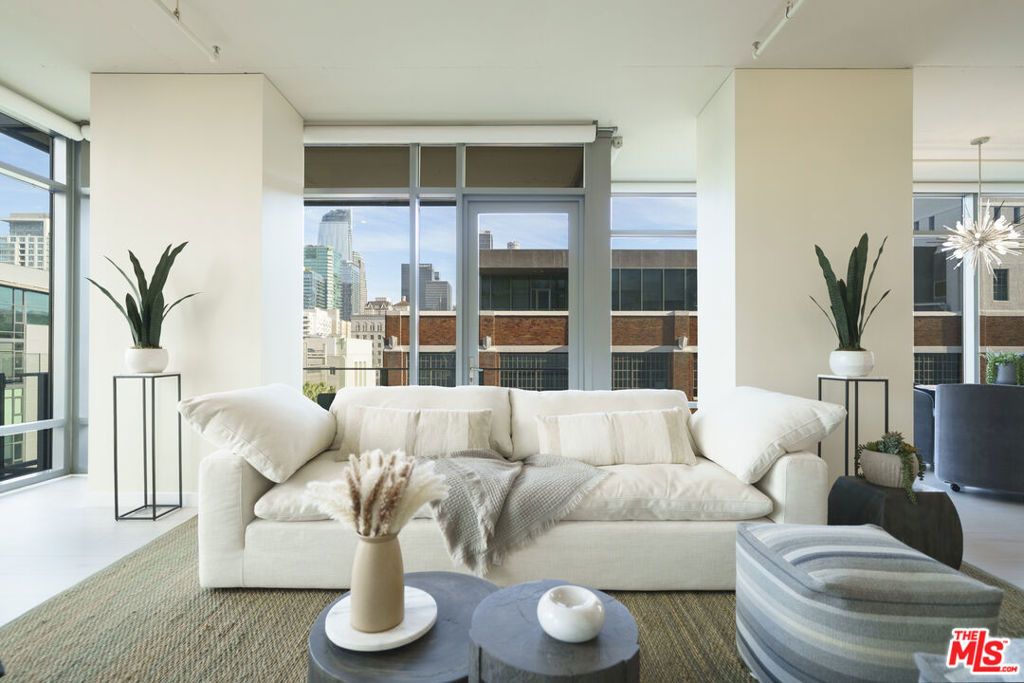 Photo of 1100 S Hope Street #716, Los Angeles, CA 90015 (MLS # 26681541)