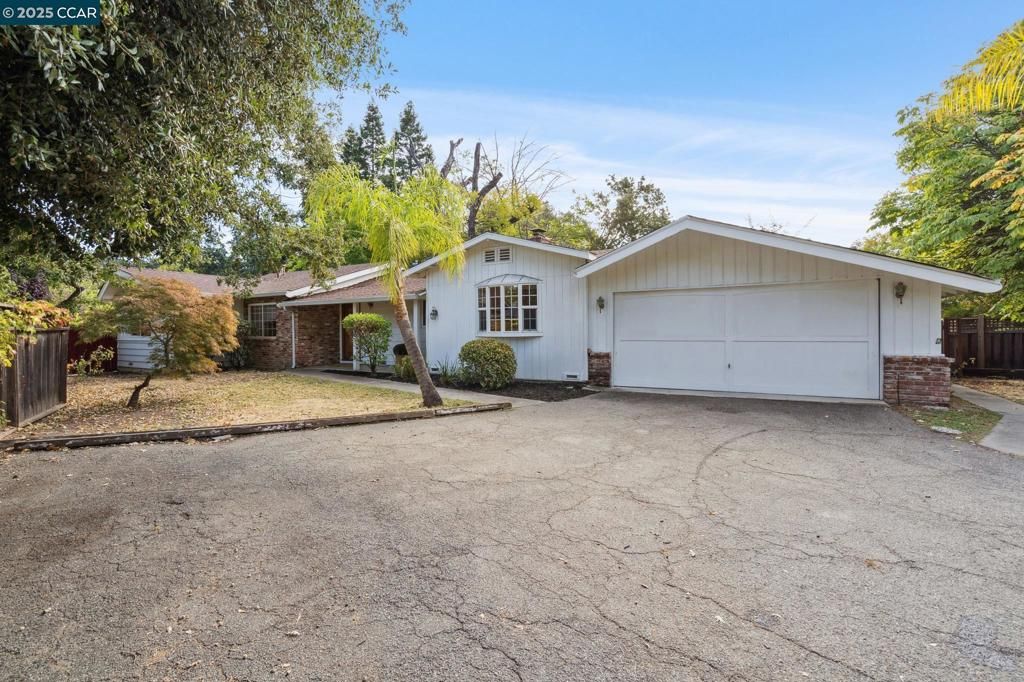 Photo of 2610 Walnut Blvd Blvd, Walnut Creek, CA 94596 (MLS # 41114571)