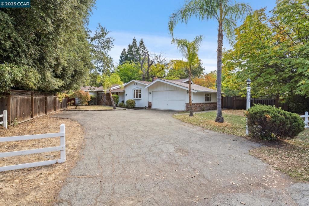 Photo of 2610 Walnut Blvd Blvd, Walnut Creek, CA 94596 (MLS # 41114571)