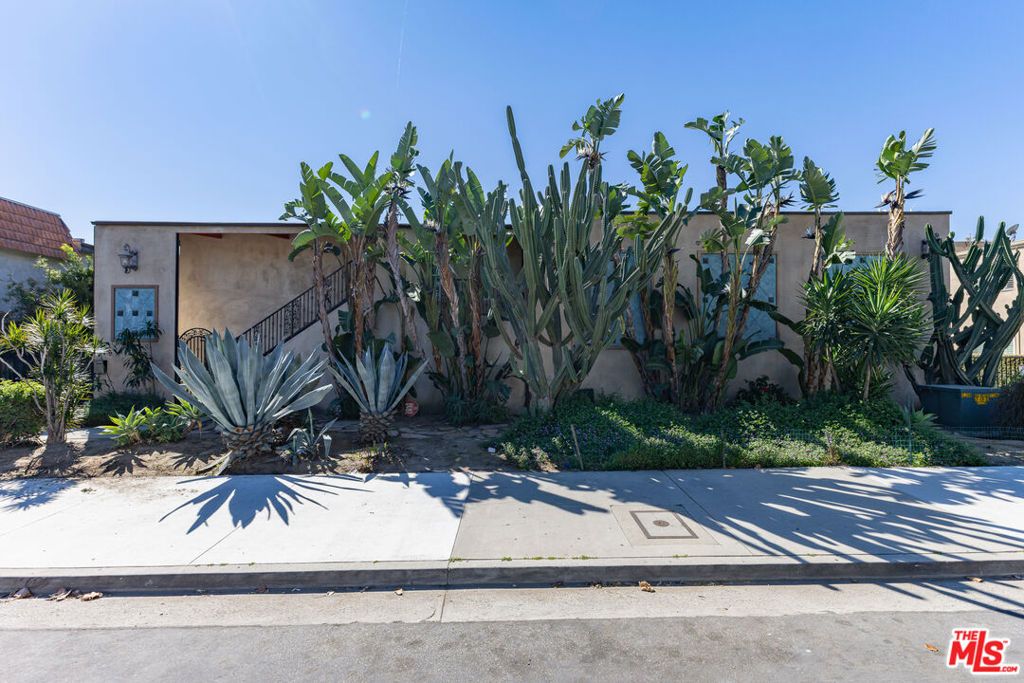 Photo of 12014 Kling Street #18, Valley Village, CA 91607 (MLS # 26663905)