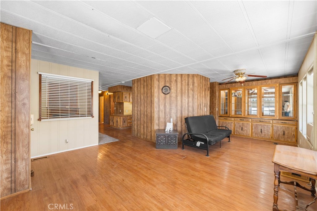 2550 E Avenue I 15