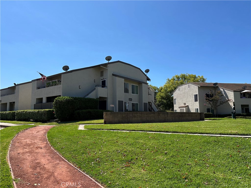 Location! Location! Location!. Prime location literally a few steps above Rimgate Park in the heart of beautiful Lake Forest. Conveniently located with in 5-10 miles of shopping, dining and Irvine Spectrum Entertainment Center, as well as Orange County Great Park. With in 20 minutes drive to UCI, Fashion Island and Orange County famous beaches and Dana Point Harbor. It is price very competitive for a quick move in for those who are looking for privacy and with all the convince that this beautiful location offers. Very privately located in the complex for your enjoyment. Hurry, it will not last very long.