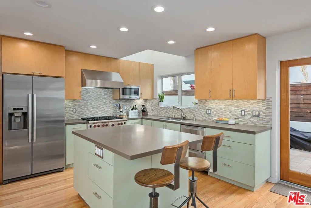 Santa Monica, California 90403, United States, 3 Bedrooms Bedrooms, ,3 BathroomsBathrooms,Residential,Active,251511