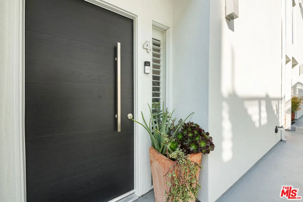 Santa Monica, California 90403, United States, 3 Bedrooms Bedrooms, ,3 BathroomsBathrooms,Residential,Active,251511