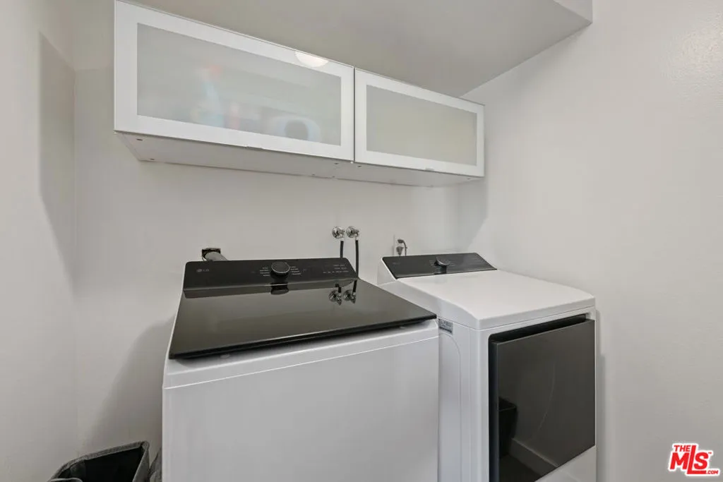 Santa Monica, California 90403, United States, 3 Bedrooms Bedrooms, ,3 BathroomsBathrooms,Residential,Active,251511