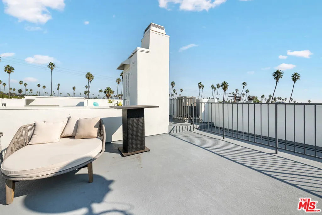 Santa Monica, California 90403, United States, 3 Bedrooms Bedrooms, ,3 BathroomsBathrooms,Residential,Active,251511