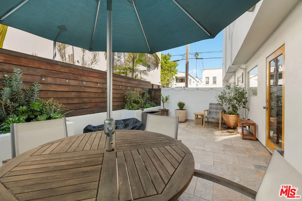 Santa Monica, California 90403, United States, 3 Bedrooms Bedrooms, ,3 BathroomsBathrooms,Residential,Active,251511