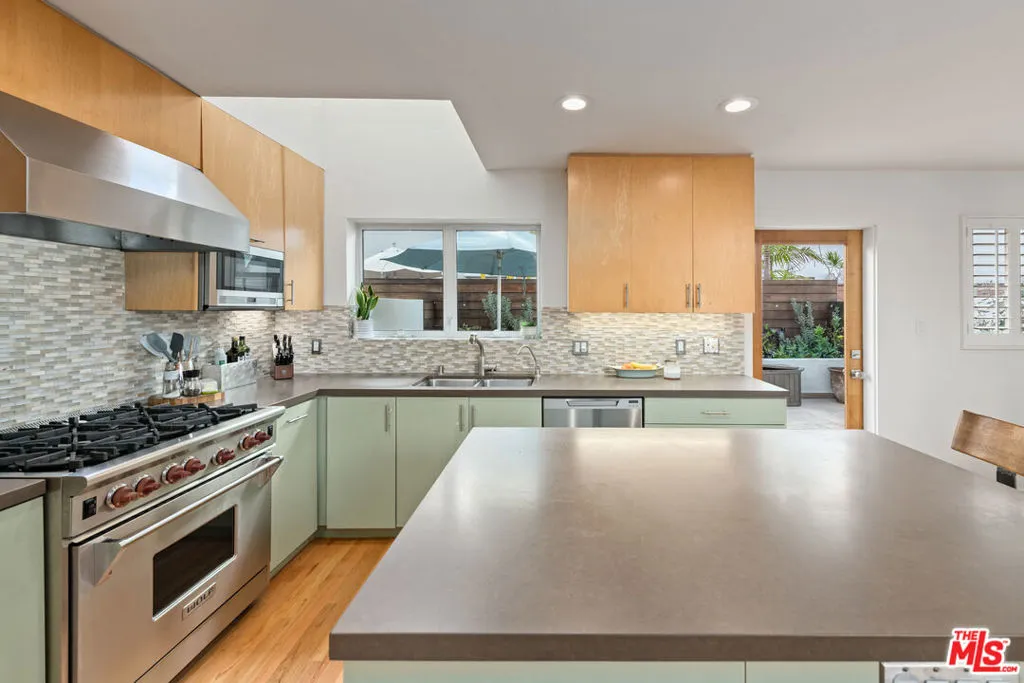 Santa Monica, California 90403, United States, 3 Bedrooms Bedrooms, ,3 BathroomsBathrooms,Residential,Active,251511