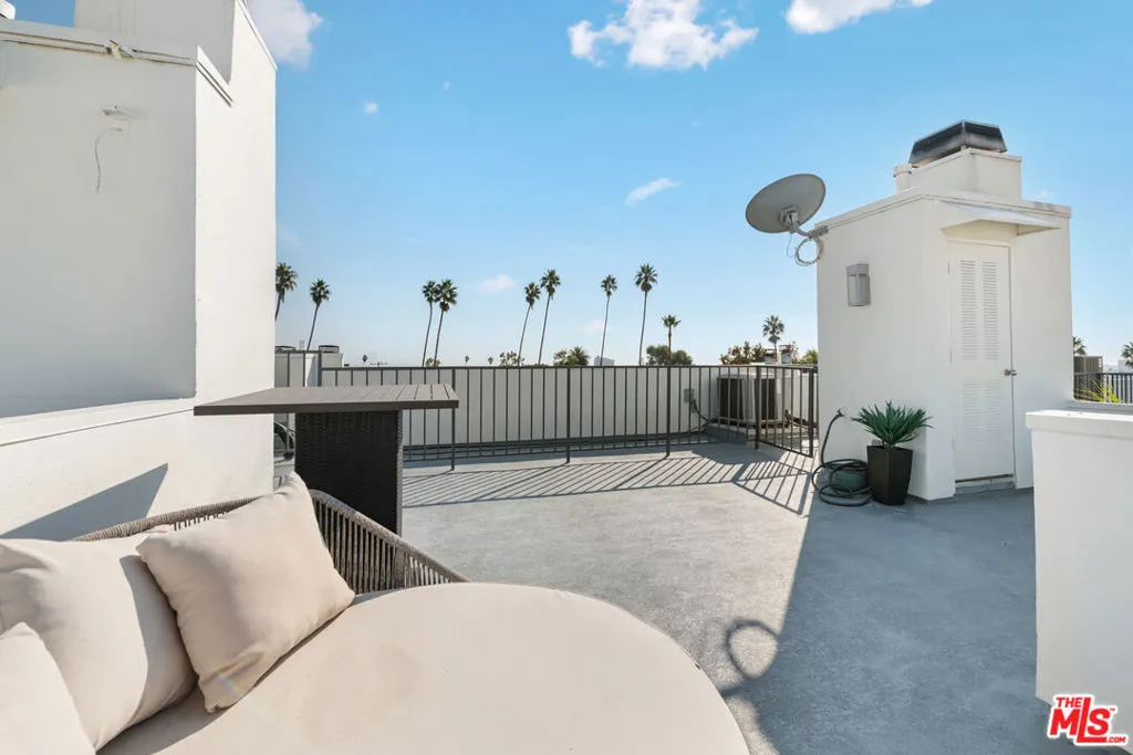 Santa Monica, California 90403, United States, 3 Bedrooms Bedrooms, ,3 BathroomsBathrooms,Residential,Active,251511