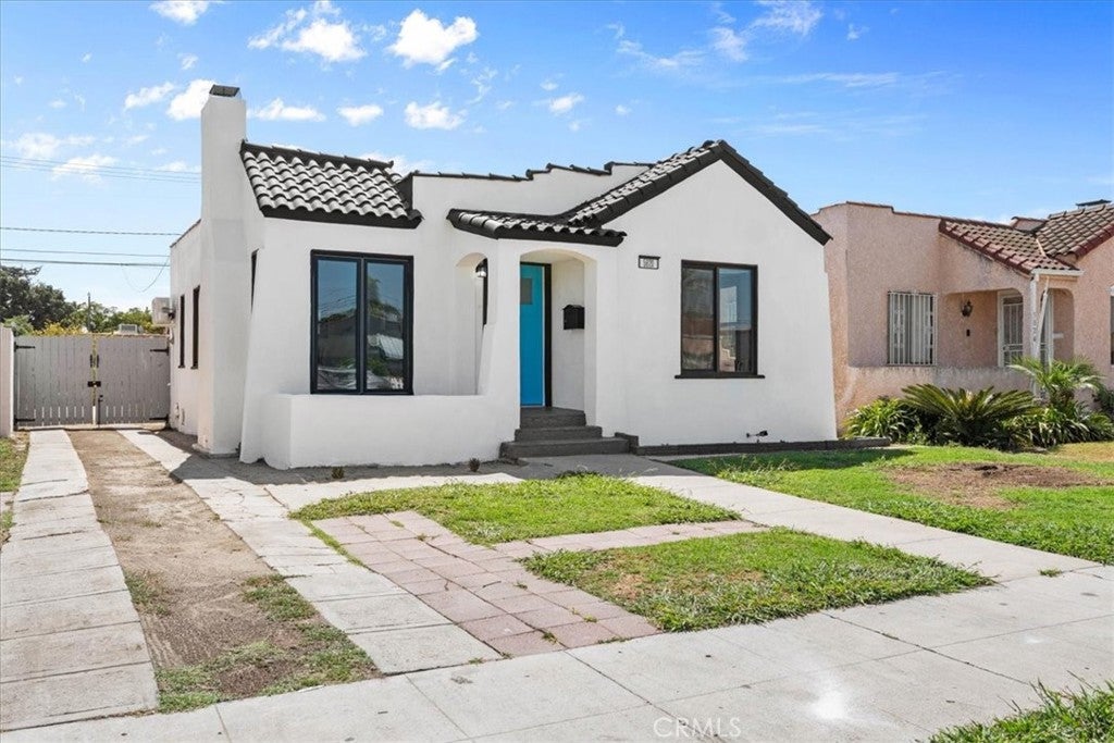 5820 S Van Ness AVE