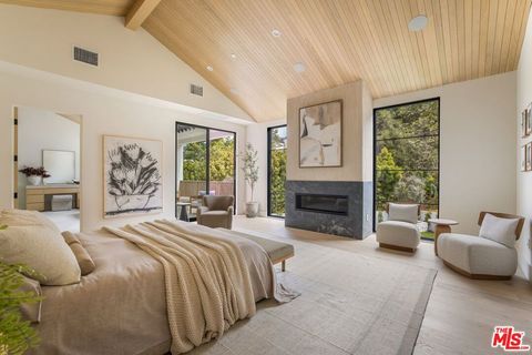 Tiny photo for 1749 Mandeville Lane, Los Angeles, CA 90049 (MLS # 25593959)