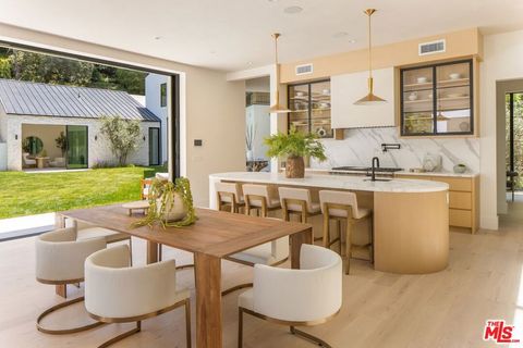 Tiny photo for 1749 Mandeville Lane, Los Angeles, CA 90049 (MLS # 25593959)