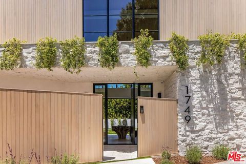 Tiny photo for 1749 Mandeville Lane, Los Angeles, CA 90049 (MLS # 25593959)