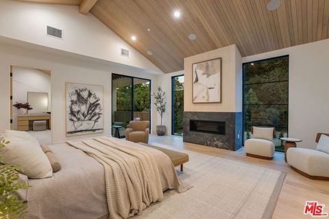 Tiny photo for 1749 Mandeville Lane, Los Angeles, CA 90049 (MLS # 25593959)