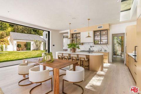 Tiny photo for 1749 Mandeville Lane, Los Angeles, CA 90049 (MLS # 25593959)