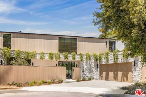 Tiny photo for 1749 Mandeville Lane, Los Angeles, CA 90049 (MLS # 25593959)