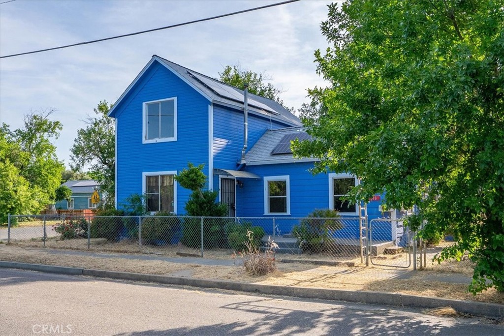 Located on a spacious corner lot, this 1,501 sq. ft. home offers four bedrooms and two and a half bathrooms, blending comfort and
practicality. Sunlight pours into the open living areas, showcasing rich wood floors that add warmth and charm. The home is equipped
with a solar energy system, providing significant savings on electricity and reducing your environmental footprint. Designed for modern
living with energy efficiency in mind, this home offers the perfect balance of style, sustainability, and convenience.