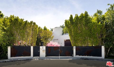 Photo of 9818 Hythe Court, Beverly Hills, CA 90210 (MLS # 25581029)