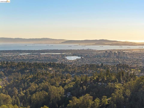 Photo of 6611 Elverton Dr DR, Oakland, CA 94611 (MLS # 41135594)