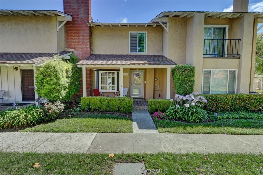 3 Bedroom 2 Bath located in the GREEN VALLEY neighborhood in Fountain Valley! *** Quartz Counter Tops *** Central A/C *** Vinyl Plank Flooring *** Dual Pane Windows *** Inviting Front porch. The GREEN VALLEY neighborhood features 3 swimming pools, 2 club houses, beautiful parks and playgrounds, Take walks through over 25 Acres of beautiful parks.
