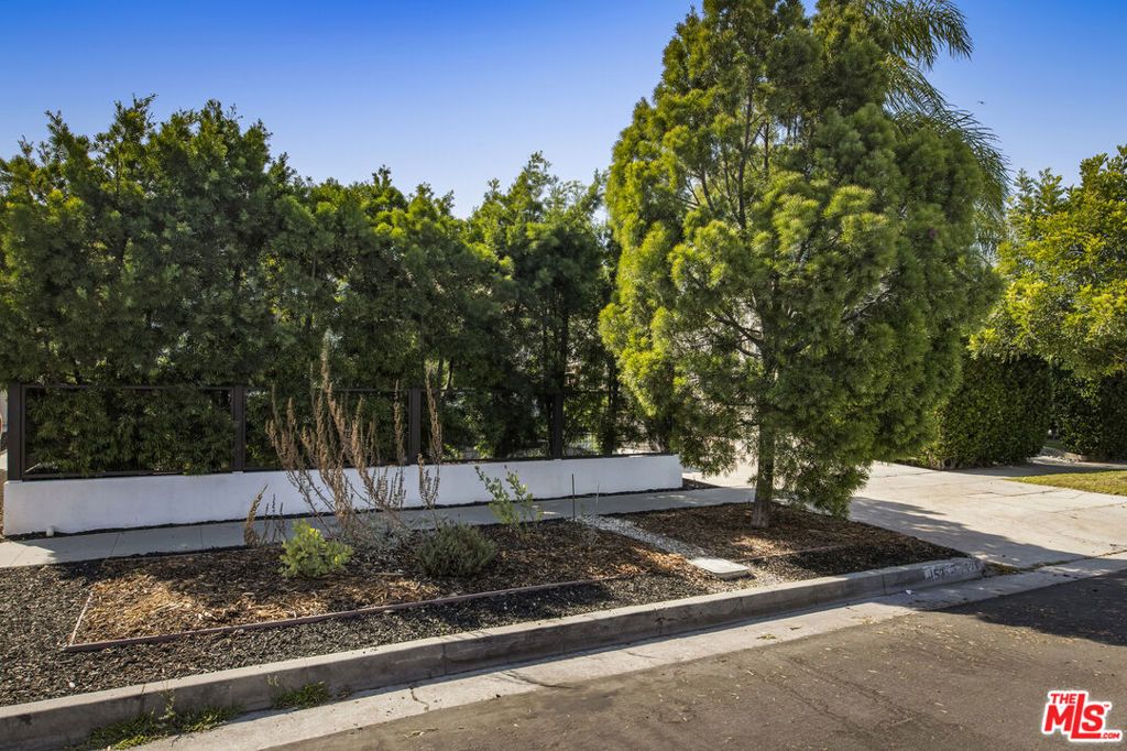 Photo of 1525 Carmona Avenue, Los Angeles, CA 90019 (MLS # 25599687)