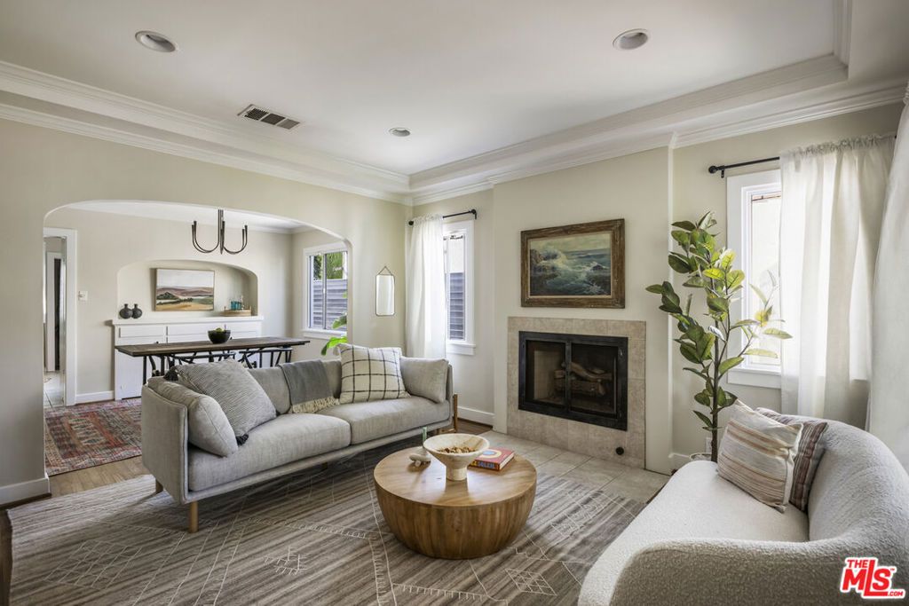 Photo of 1525 Carmona Avenue, Los Angeles, CA 90019 (MLS # 25599687)