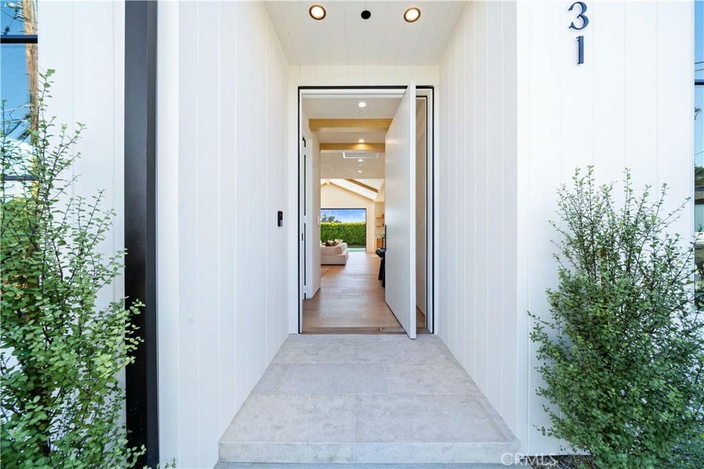 Photo of 831 Teakwood Road, Los Angeles, CA 90049 (MLS # SR26121677)