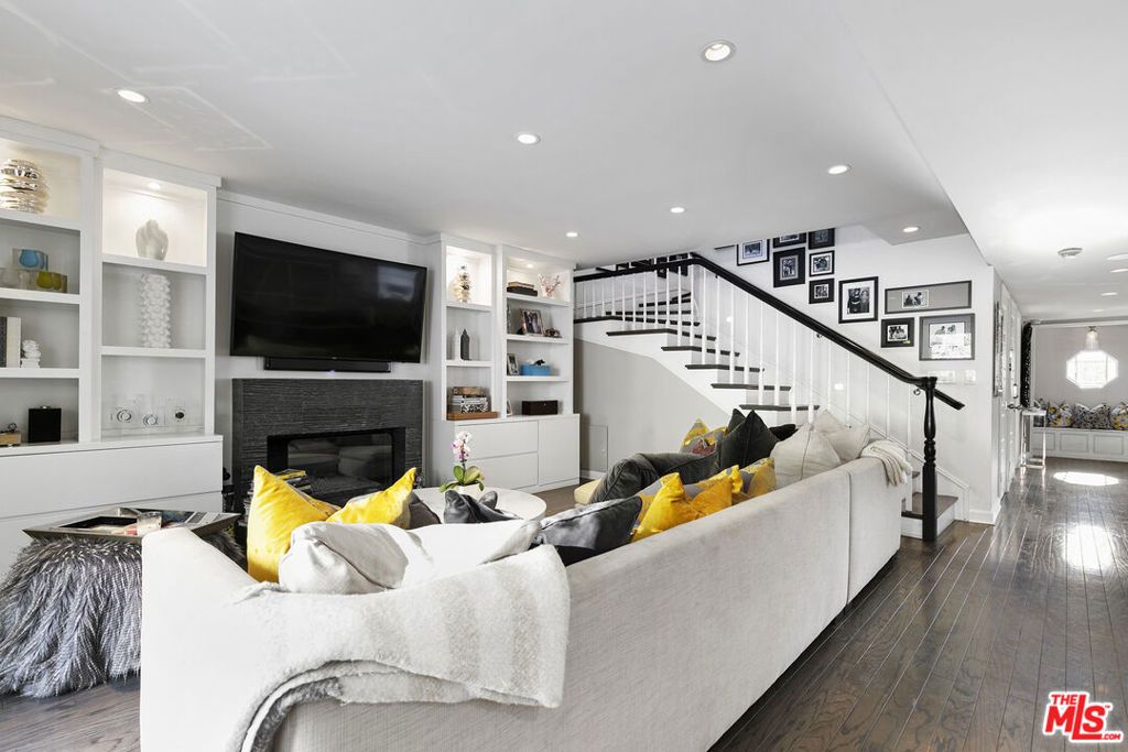 Photo of 5176 Don Pio Drive, Woodland Hills, CA 91364 (MLS # 26718169)