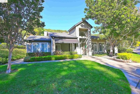 Photo of 550 Canyon Oaks Dr Dr #A, Oakland, CA 94605 (MLS # 41118404)