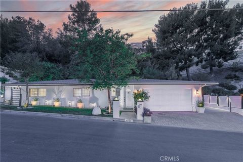 Photo of 4771 Excelente Drive, Woodland Hills, CA 91364 (MLS # SR26101502)