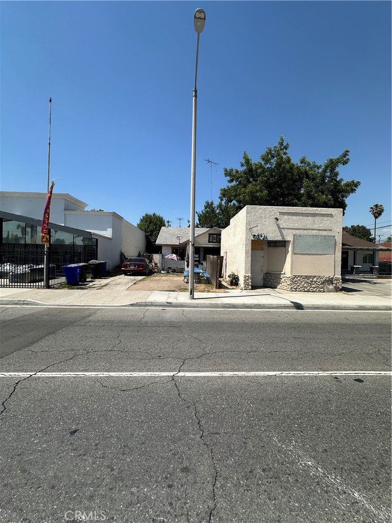 Fixer-Upper with Huge Investment Potential – Live & Work on the Same Property!
Don’t miss this unique opportunity to own a versatile property on one parcel with two separate structures!
Live in the back house (980 sq ft) and operate your own business from the front commercial storefront (468 sq ft)—each with its own separate mailing address.
This rare setup is perfect for entrepreneurs, investors, or anyone looking to combine home and business in one convenient location.
Property is being sold as-is. Buyers are strongly encouraged to verify all information independently and conduct their own due diligence.
