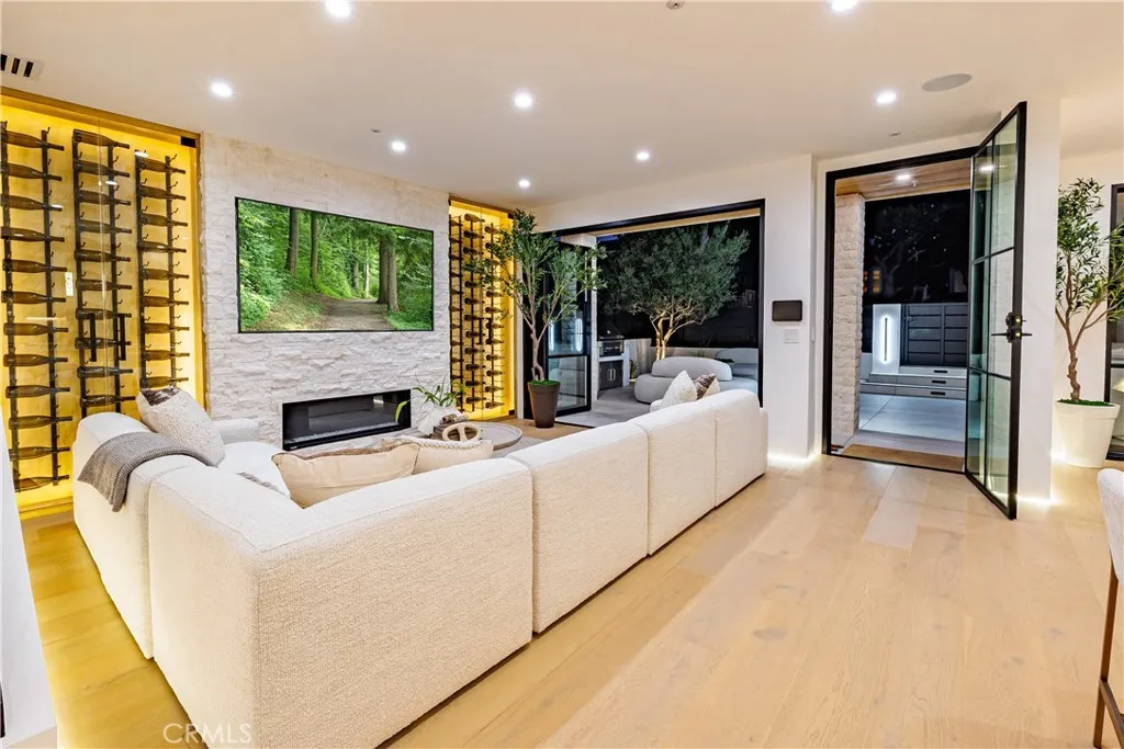 Corona Del Mar, California 92625, United States, 4 Bedrooms Bedrooms, ,7 BathroomsBathrooms,Residential,Active,220433