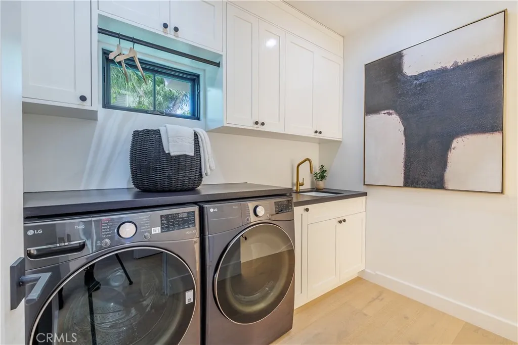 Corona Del Mar, California 92625, United States, 4 Bedrooms Bedrooms, ,7 BathroomsBathrooms,Residential,Active,220433