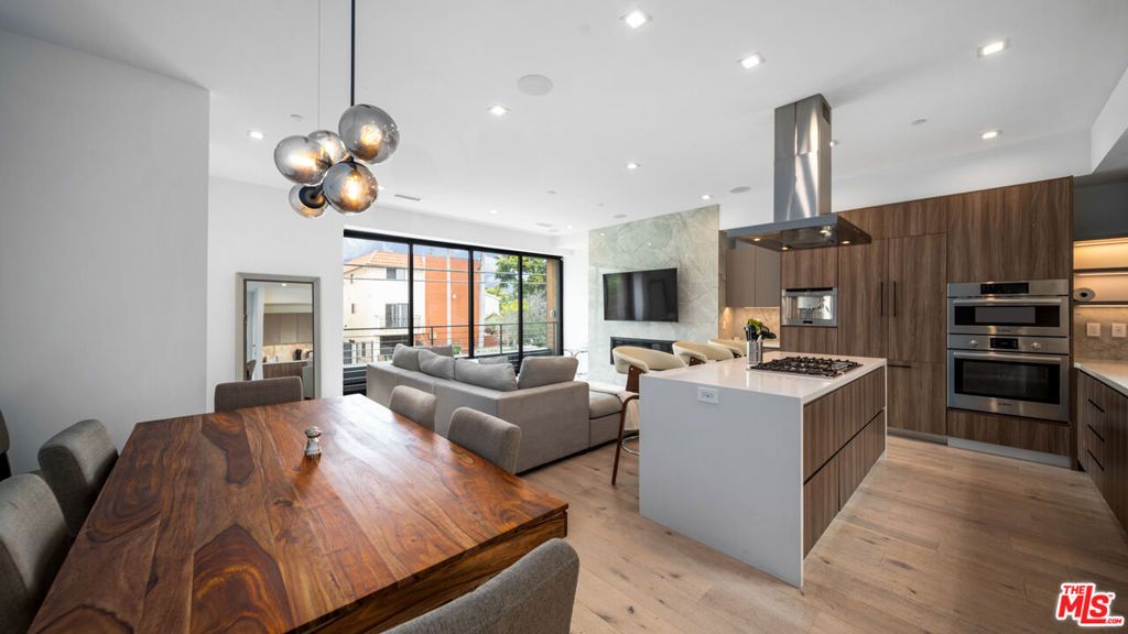 Photo of 2435 S Penmar Avenue, Venice, CA 90291 (MLS # 26640107)