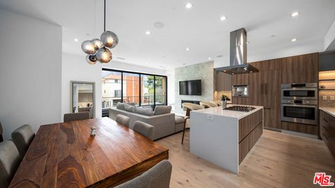 Photo of 2435 S Penmar Avenue, Venice, CA 90291 (MLS # 26640107)