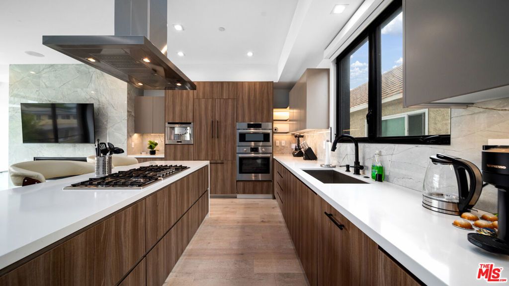 Photo of 2435 S Penmar Avenue, Venice, CA 90291 (MLS # 26640107)