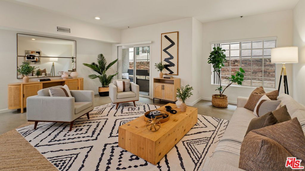 Photo of 10627 Ashton Avenue #103, Los Angeles, CA 90024 (MLS # 25578437)