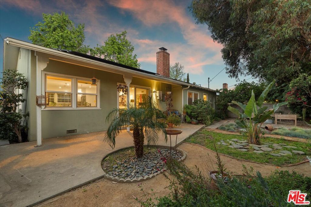 Photo of 7667 Chisholm Avenue, Van Nuys, CA 91406 (MLS # 25588197)