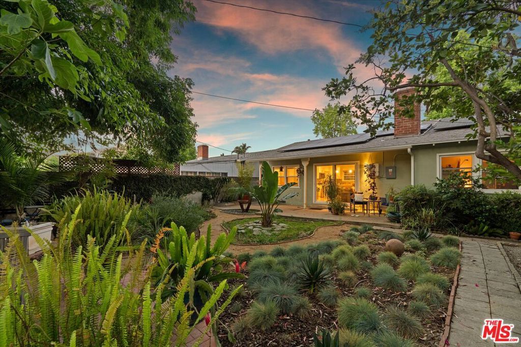 Photo of 7667 Chisholm Avenue, Van Nuys, CA 91406 (MLS # 25588197)