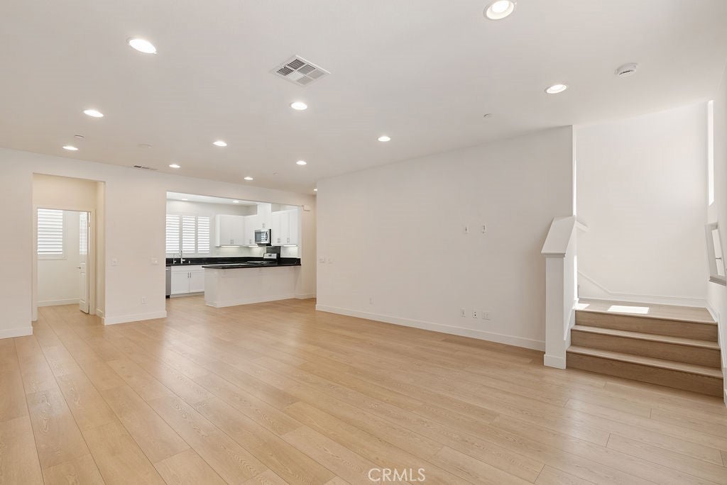 5750 Acacia